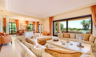 Traditioneel klassiek-mediterrane luxe villa te koop met prachtig zeezicht in een gated community op de Golden Mile, Marbella 27321 