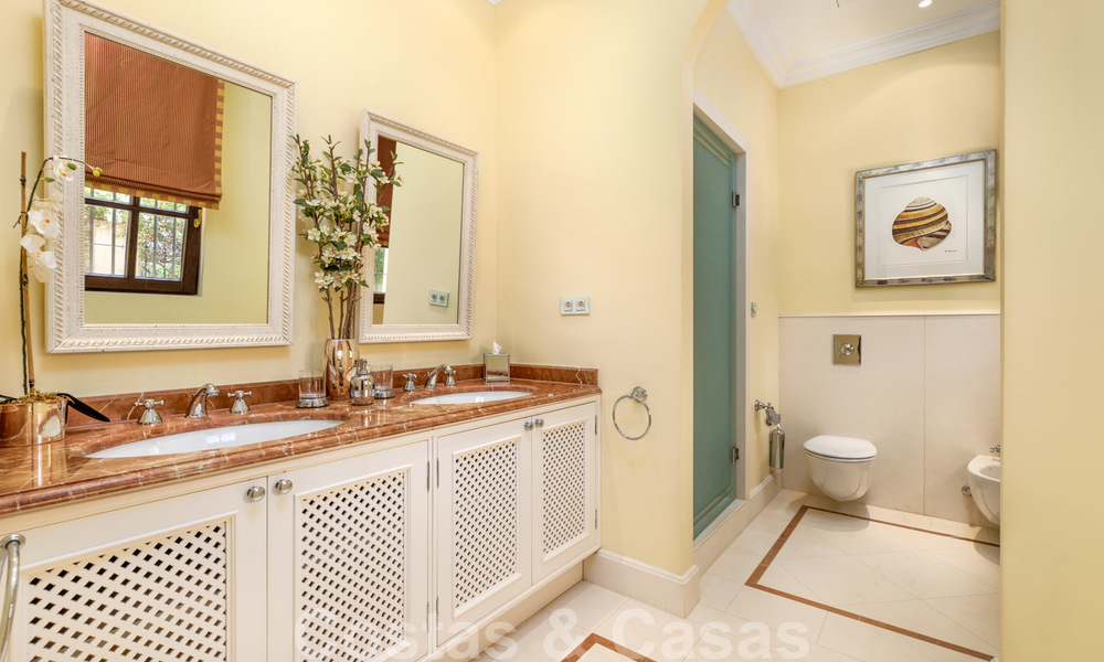 Traditioneel klassiek-mediterrane luxe villa te koop met prachtig zeezicht in een gated community op de Golden Mile, Marbella 27322