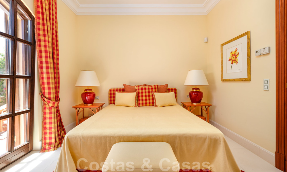Traditioneel klassiek-mediterrane luxe villa te koop met prachtig zeezicht in een gated community op de Golden Mile, Marbella 27323