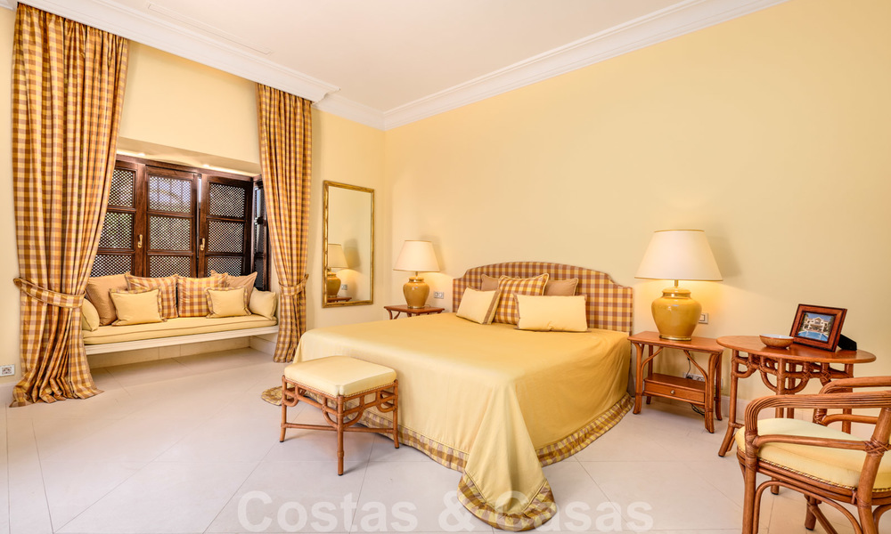 Traditioneel klassiek-mediterrane luxe villa te koop met prachtig zeezicht in een gated community op de Golden Mile, Marbella 27324