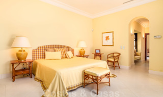 Traditioneel klassiek-mediterrane luxe villa te koop met prachtig zeezicht in een gated community op de Golden Mile, Marbella 27325 