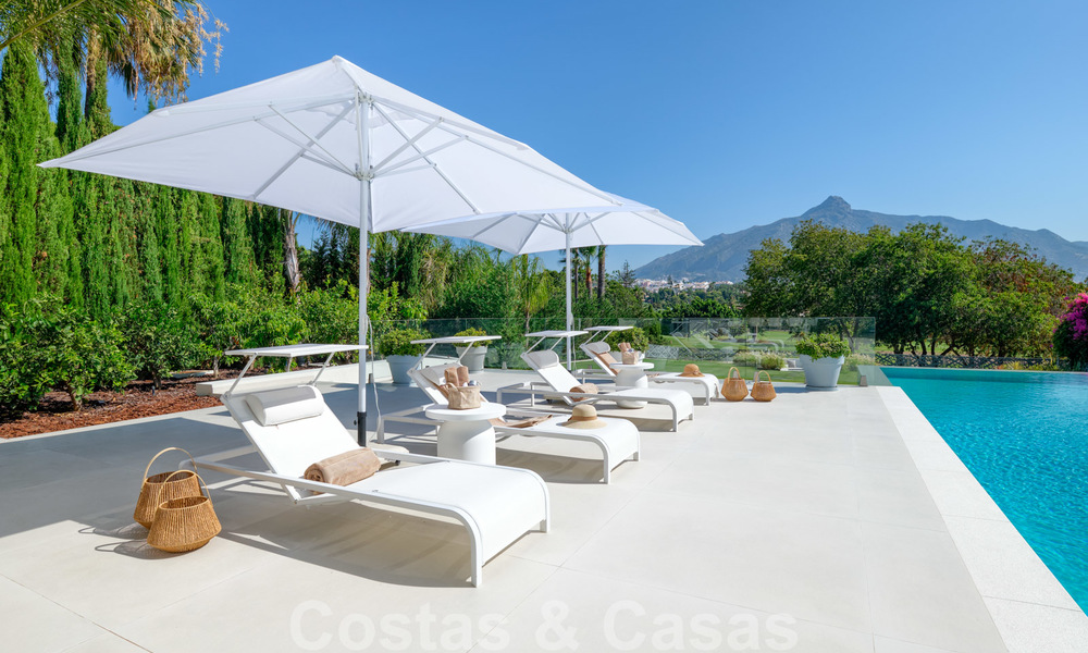Exclusieve nieuwe moderne villa te koop, direct aan de Las Brisas golfbaan in de Golf Vallei van Nueva Andalucia, Marbella 27430