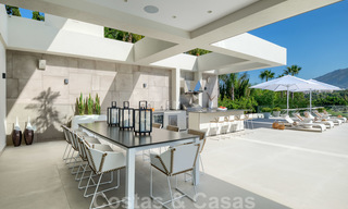 Exclusieve nieuwe moderne villa te koop, direct aan de Las Brisas golfbaan in de Golf Vallei van Nueva Andalucia, Marbella 27431 