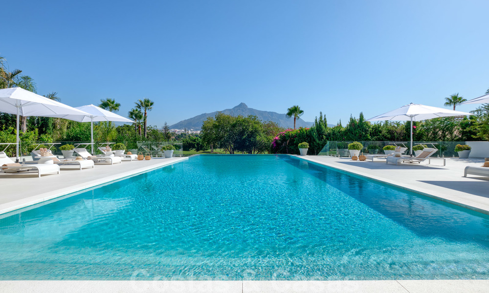 Exclusieve nieuwe moderne villa te koop, direct aan de Las Brisas golfbaan in de Golf Vallei van Nueva Andalucia, Marbella 27432