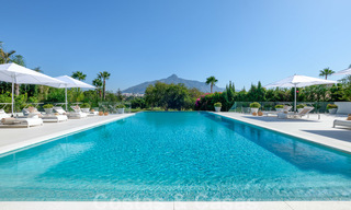 Exclusieve nieuwe moderne villa te koop, direct aan de Las Brisas golfbaan in de Golf Vallei van Nueva Andalucia, Marbella 27432 