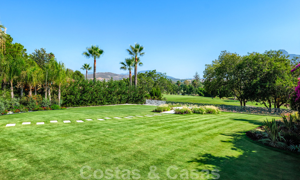 Exclusieve nieuwe moderne villa te koop, direct aan de Las Brisas golfbaan in de Golf Vallei van Nueva Andalucia, Marbella 27434