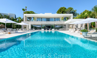 Exclusieve nieuwe moderne villa te koop, direct aan de Las Brisas golfbaan in de Golf Vallei van Nueva Andalucia, Marbella 27435 