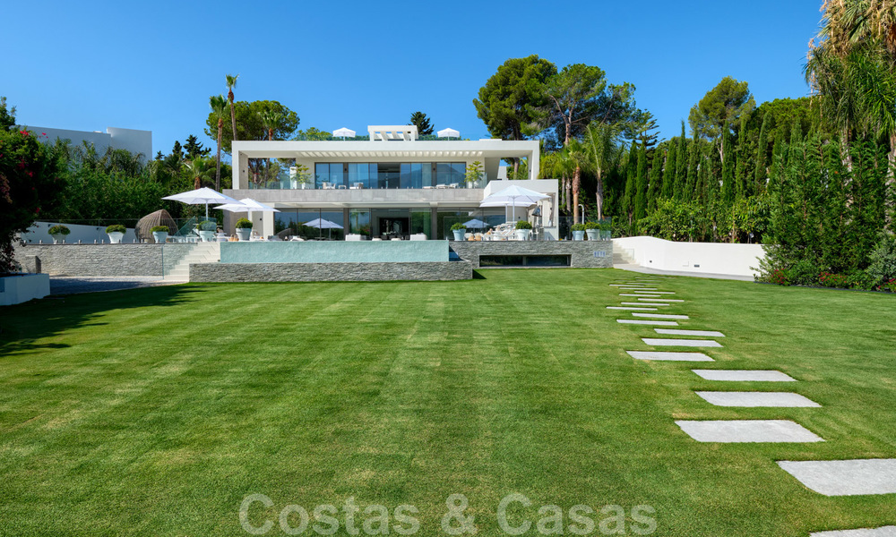 Exclusieve nieuwe moderne villa te koop, direct aan de Las Brisas golfbaan in de Golf Vallei van Nueva Andalucia, Marbella 27436