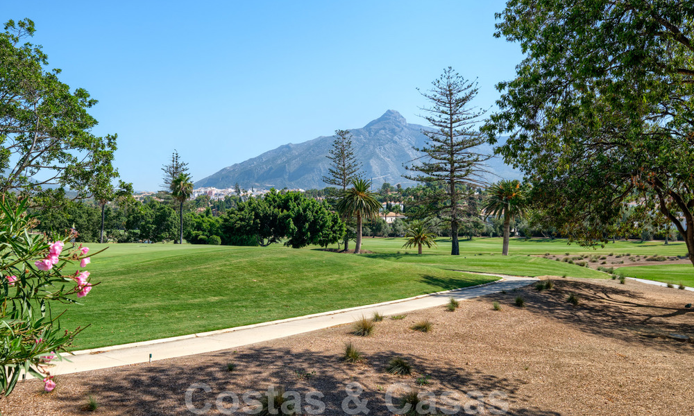 Exclusieve nieuwe moderne villa te koop, direct aan de Las Brisas golfbaan in de Golf Vallei van Nueva Andalucia, Marbella 27437