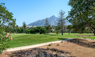 Exclusieve nieuwe moderne villa te koop, direct aan de Las Brisas golfbaan in de Golf Vallei van Nueva Andalucia, Marbella 27437 