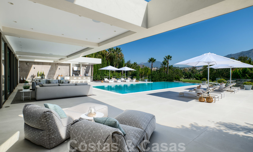 Exclusieve nieuwe moderne villa te koop, direct aan de Las Brisas golfbaan in de Golf Vallei van Nueva Andalucia, Marbella 27439