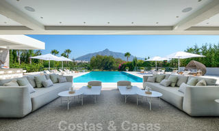 Exclusieve nieuwe moderne villa te koop, direct aan de Las Brisas golfbaan in de Golf Vallei van Nueva Andalucia, Marbella 27440 