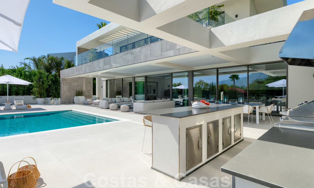 Exclusieve nieuwe moderne villa te koop, direct aan de Las Brisas golfbaan in de Golf Vallei van Nueva Andalucia, Marbella 27442
