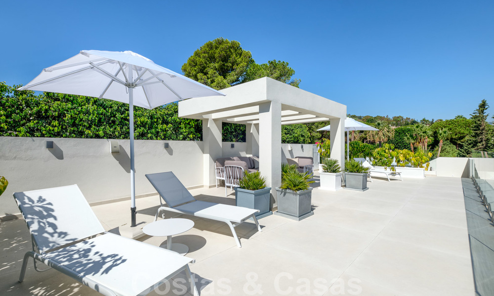 Exclusieve nieuwe moderne villa te koop, direct aan de Las Brisas golfbaan in de Golf Vallei van Nueva Andalucia, Marbella 27444