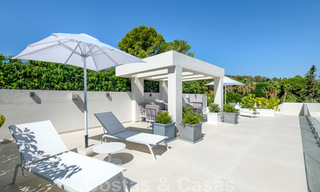 Exclusieve nieuwe moderne villa te koop, direct aan de Las Brisas golfbaan in de Golf Vallei van Nueva Andalucia, Marbella 27444 