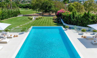 Exclusieve nieuwe moderne villa te koop, direct aan de Las Brisas golfbaan in de Golf Vallei van Nueva Andalucia, Marbella 27446 