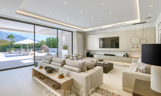 Exclusieve nieuwe moderne villa te koop, direct aan de Las Brisas golfbaan in de Golf Vallei van Nueva Andalucia, Marbella 27447 