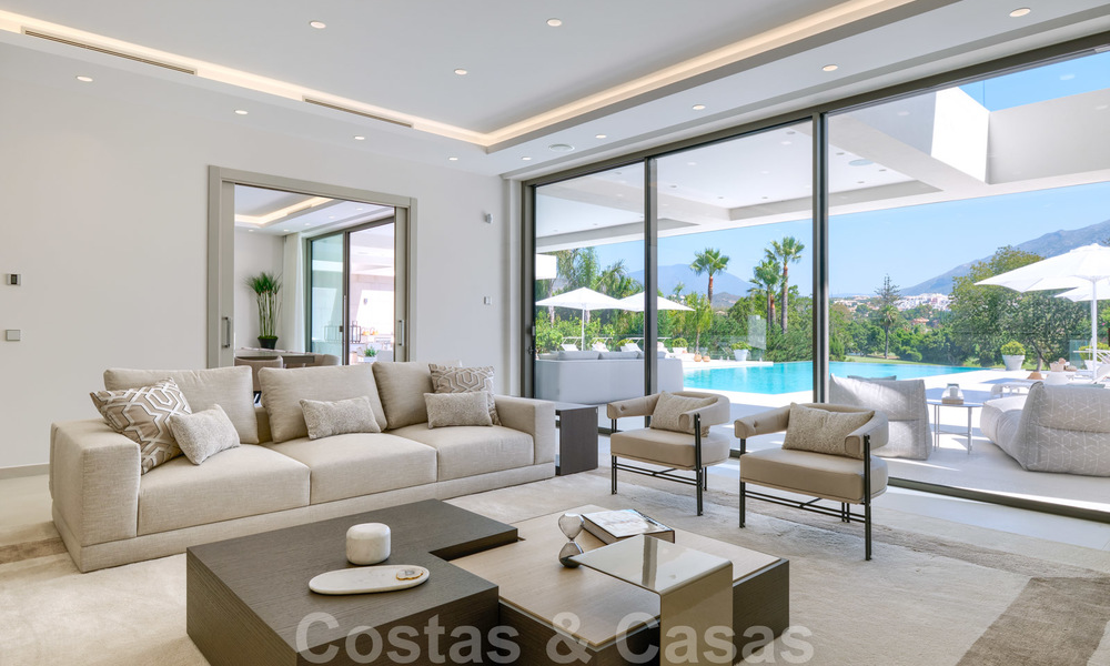 Exclusieve nieuwe moderne villa te koop, direct aan de Las Brisas golfbaan in de Golf Vallei van Nueva Andalucia, Marbella 27449