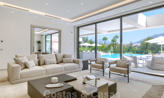Exclusieve nieuwe moderne villa te koop, direct aan de Las Brisas golfbaan in de Golf Vallei van Nueva Andalucia, Marbella 27449 