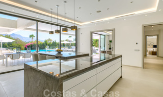 Exclusieve nieuwe moderne villa te koop, direct aan de Las Brisas golfbaan in de Golf Vallei van Nueva Andalucia, Marbella 27455 
