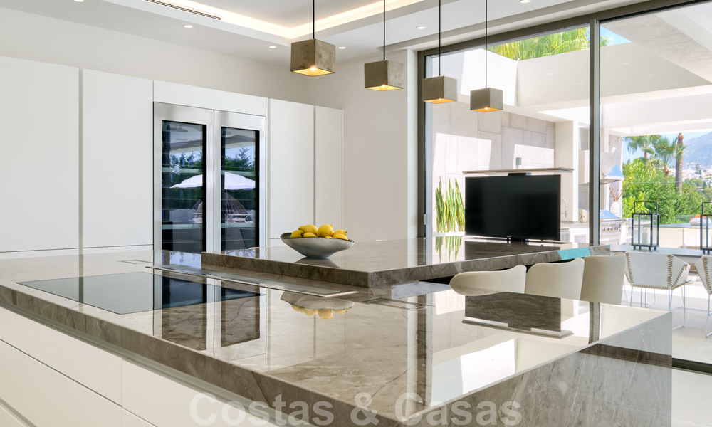 Exclusieve nieuwe moderne villa te koop, direct aan de Las Brisas golfbaan in de Golf Vallei van Nueva Andalucia, Marbella 27456