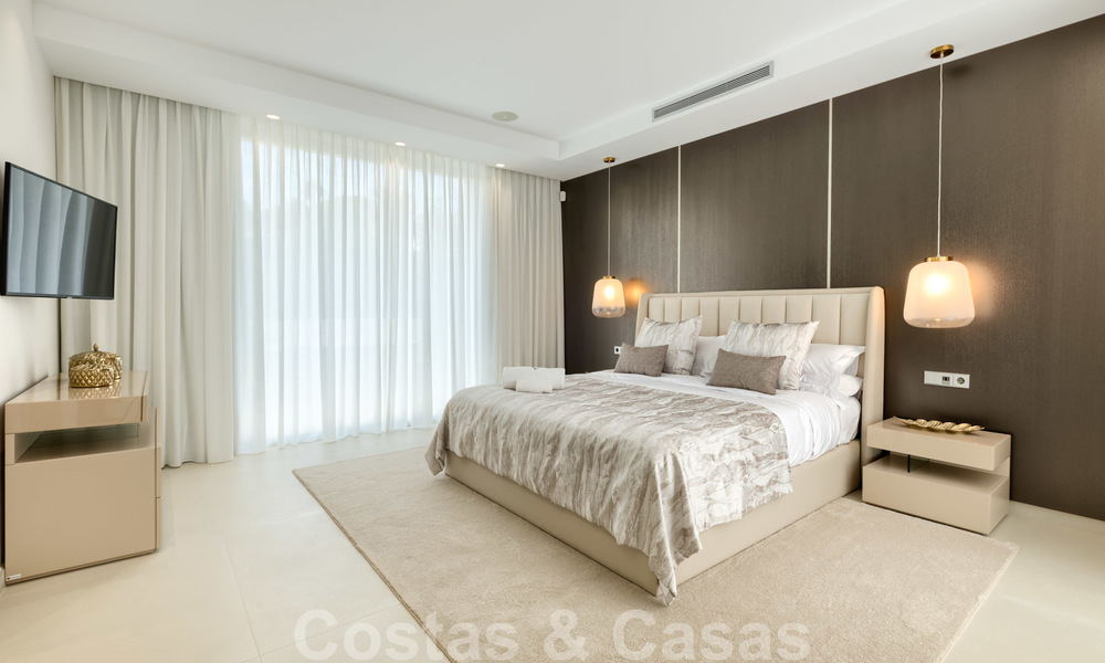 Exclusieve nieuwe moderne villa te koop, direct aan de Las Brisas golfbaan in de Golf Vallei van Nueva Andalucia, Marbella 27467