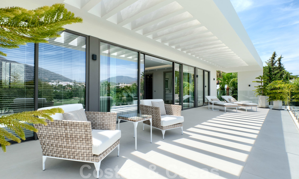 Exclusieve nieuwe moderne villa te koop, direct aan de Las Brisas golfbaan in de Golf Vallei van Nueva Andalucia, Marbella 27471