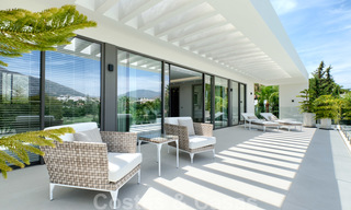 Exclusieve nieuwe moderne villa te koop, direct aan de Las Brisas golfbaan in de Golf Vallei van Nueva Andalucia, Marbella 27471 