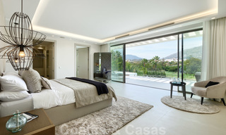 Exclusieve nieuwe moderne villa te koop, direct aan de Las Brisas golfbaan in de Golf Vallei van Nueva Andalucia, Marbella 27475 