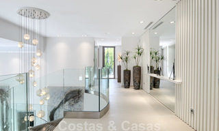 Exclusieve nieuwe moderne villa te koop, direct aan de Las Brisas golfbaan in de Golf Vallei van Nueva Andalucia, Marbella 27476 