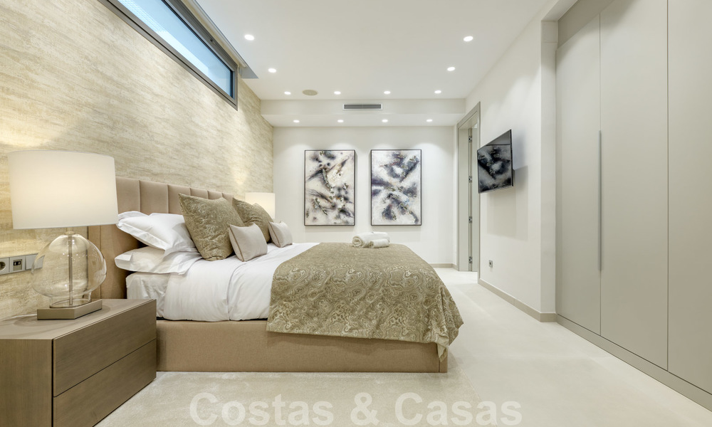 Exclusieve nieuwe moderne villa te koop, direct aan de Las Brisas golfbaan in de Golf Vallei van Nueva Andalucia, Marbella 27497
