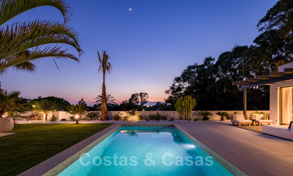 Instapklare hedendaagse mediterrane villa met zeezicht te koop op korte wandelafstand van het strand en alle voorzieningen, beachside Elviria te Marbella 27530