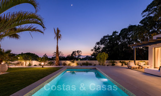 Instapklare hedendaagse mediterrane villa met zeezicht te koop op korte wandelafstand van het strand en alle voorzieningen, beachside Elviria te Marbella 27530 