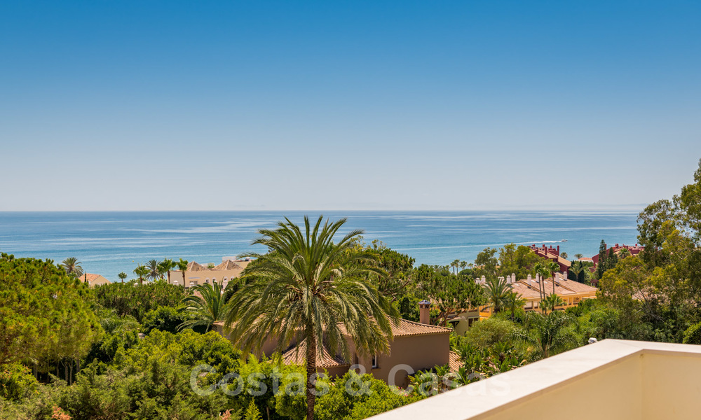 Instapklare hedendaagse mediterrane villa met zeezicht te koop op korte wandelafstand van het strand en alle voorzieningen, beachside Elviria te Marbella 27535