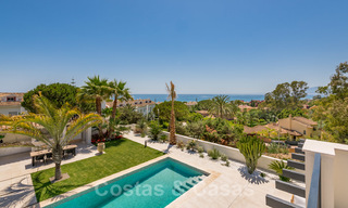 Instapklare hedendaagse mediterrane villa met zeezicht te koop op korte wandelafstand van het strand en alle voorzieningen, beachside Elviria te Marbella 27542 