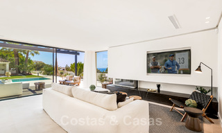 Instapklare hedendaagse mediterrane villa met zeezicht te koop op korte wandelafstand van het strand en alle voorzieningen, beachside Elviria te Marbella 27548 
