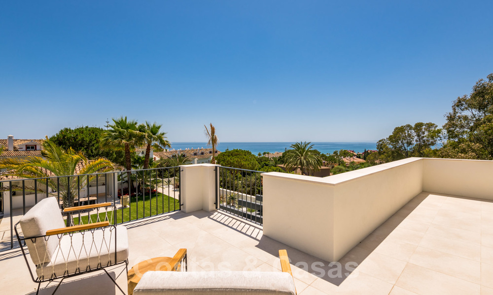 Instapklare hedendaagse mediterrane villa met zeezicht te koop op korte wandelafstand van het strand en alle voorzieningen, beachside Elviria te Marbella 27549
