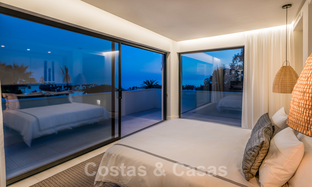 Instapklare hedendaagse mediterrane villa met zeezicht te koop op korte wandelafstand van het strand en alle voorzieningen, beachside Elviria te Marbella 27550