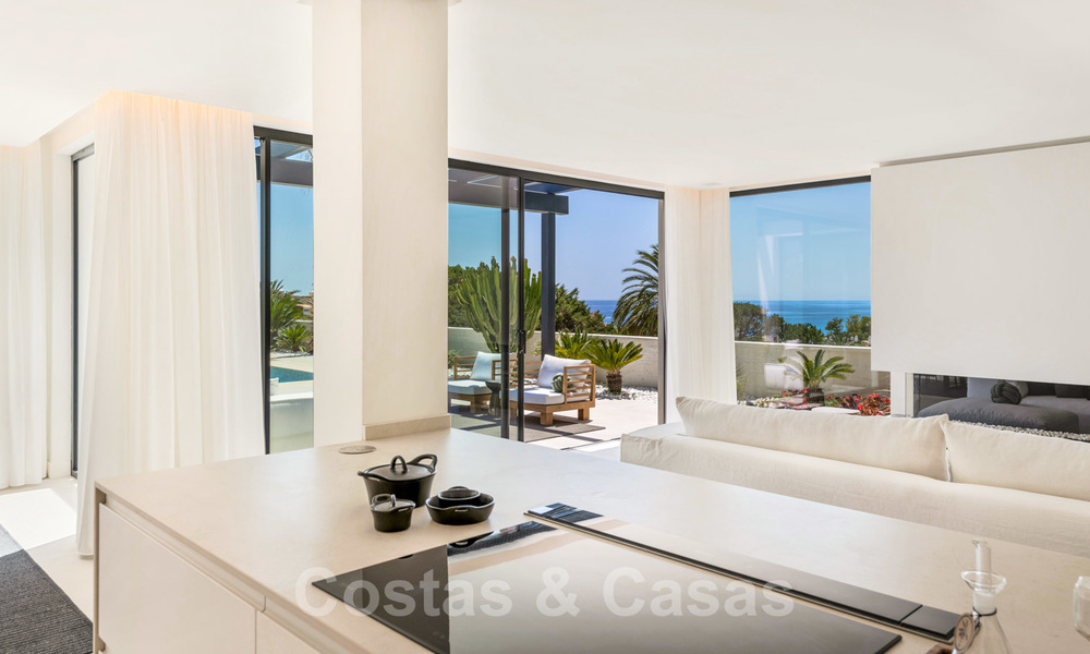 Instapklare hedendaagse mediterrane villa met zeezicht te koop op korte wandelafstand van het strand en alle voorzieningen, beachside Elviria te Marbella 27554