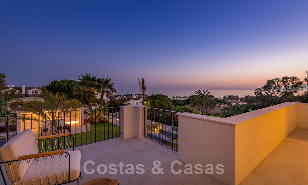 Instapklare hedendaagse mediterrane villa met zeezicht te koop op korte wandelafstand van het strand en alle voorzieningen, beachside Elviria te Marbella 27570
