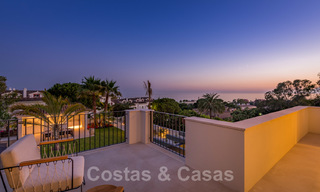 Instapklare hedendaagse mediterrane villa met zeezicht te koop op korte wandelafstand van het strand en alle voorzieningen, beachside Elviria te Marbella 27570 