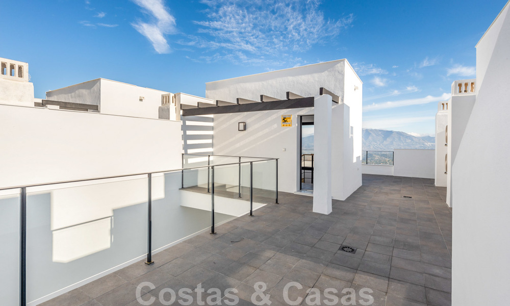 Nieuwe moderne huizen te koop met panoramisch berg- en zeezicht in een urbanisatie te midden de natuur in Marbella Oost 27573