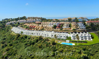 Nieuwe moderne huizen te koop met panoramisch berg- en zeezicht in een urbanisatie te midden de natuur in Marbella Oost 27575 