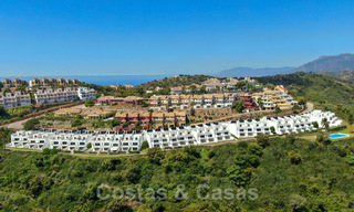 Nieuwe moderne huizen te koop met panoramisch berg- en zeezicht in een urbanisatie te midden de natuur in Marbella Oost 27576 