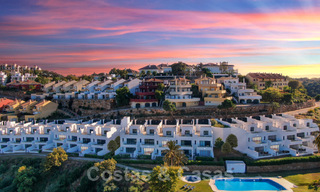 Nieuwe moderne huizen te koop met panoramisch berg- en zeezicht in een urbanisatie te midden de natuur in Marbella Oost 27577 