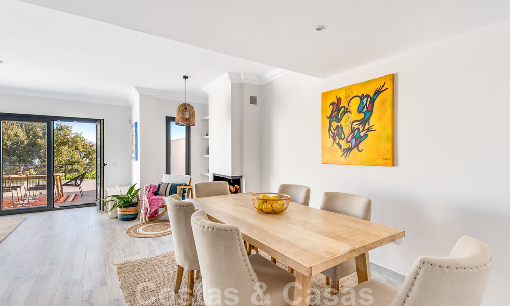 Nieuwe moderne huizen te koop met panoramisch berg- en zeezicht in een urbanisatie te midden de natuur in Marbella Oost 27585