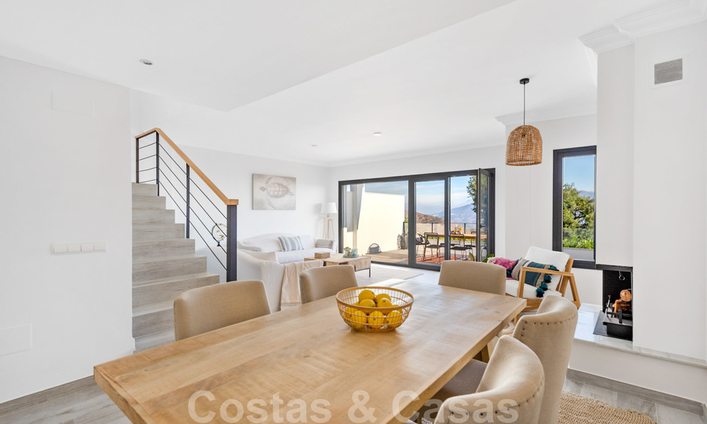Nieuwe moderne huizen te koop met panoramisch berg- en zeezicht in een urbanisatie te midden de natuur in Marbella Oost 27586