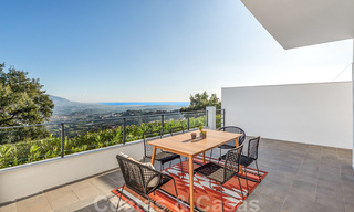 Nieuwe moderne huizen te koop met panoramisch berg- en zeezicht in een urbanisatie te midden de natuur in Marbella Oost 27587 