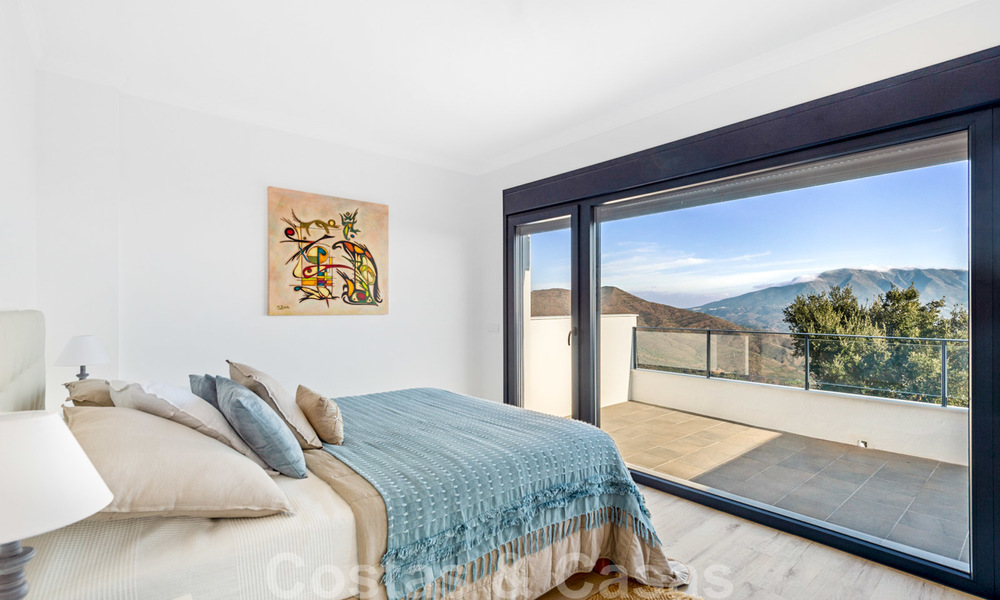 Nieuwe moderne huizen te koop met panoramisch berg- en zeezicht in een urbanisatie te midden de natuur in Marbella Oost 27588