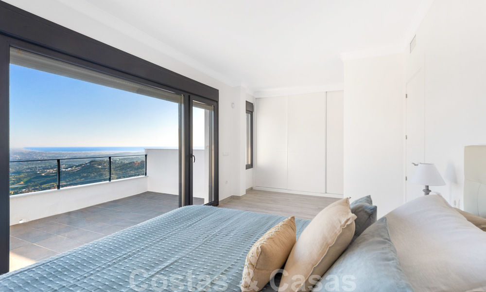 Nieuwe moderne huizen te koop met panoramisch berg- en zeezicht in een urbanisatie te midden de natuur in Marbella Oost 27589
